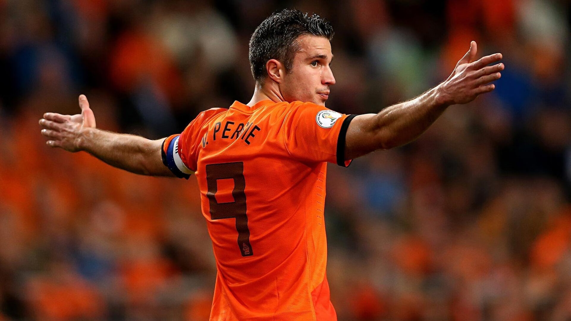 中锋回抢抢断后直塞形成助攻,中锋回防